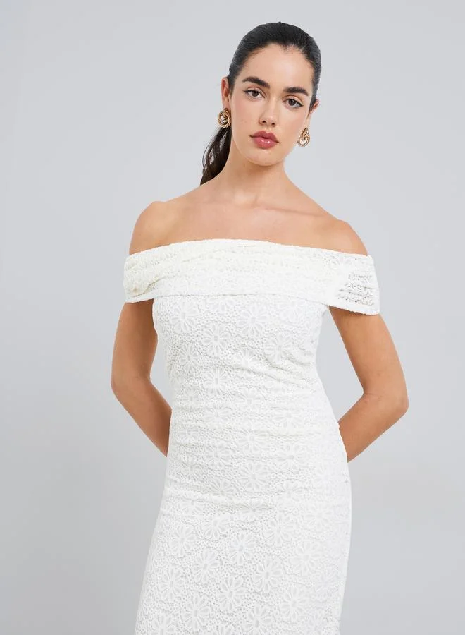 ستايلي فستان طويل كريمي بأكتاف مكشوفة وتفاصيل من الدانتيل